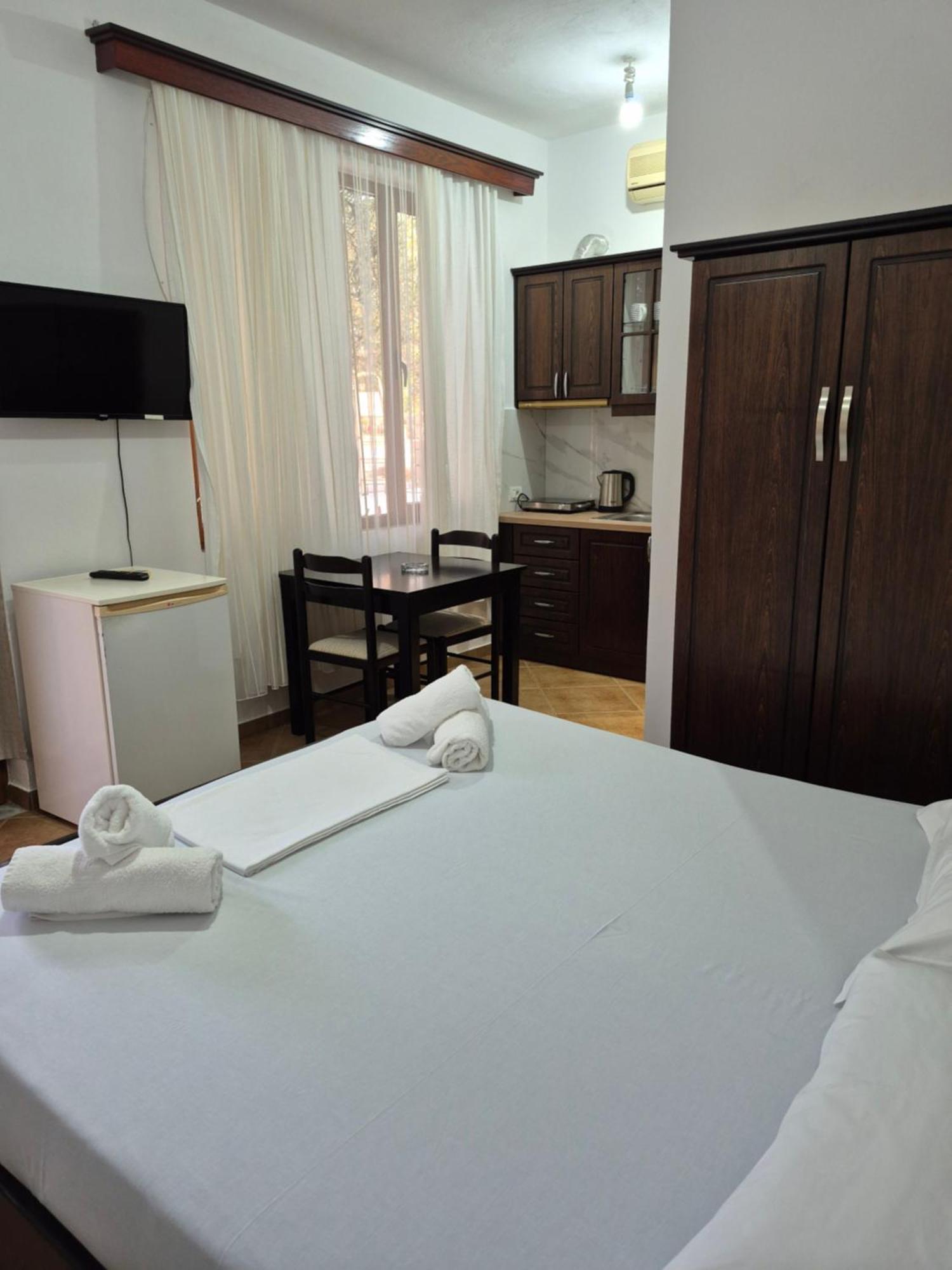 Vita Apartment - Spacious Garden And Balcony 5 Min To Beach & Center Ksamil Exterior photo